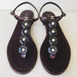 CHANEL BURGUNDY PATENT LEATHER SPARKLE CAMELLIA PEARL CC LOGO THONG SANDALS 36